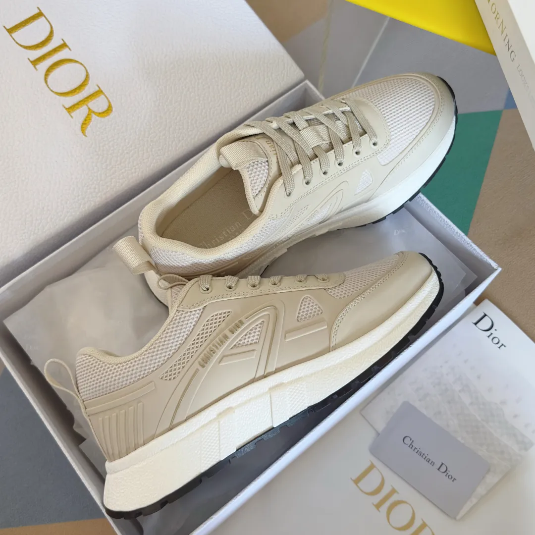 [Dior Dior] P: 640💰Couple model Size: Female: 35-40 (customized at 41), male 39-44. (customized at 45) 2025 Dior Dior autumn and winter new couple model, thick-soled casual sports shoes, originally purchased and developed to reinterpret the sports style with an elegant and fashionable shape. The upper is crafted from white mesh fabric and features the Christian Dior Paris signature on the laces and heel. The exquisite two-color sole is light and soft, which can add a high-end temperament to all kinds of casual looks. The delivery counter is exquisitely packaged🛍📦 ▪️Material: Original custom imported first-layer cowhide ▪️Inner lining: Imported soft sheepskin lining ▪️Sole: Original open-molded anti-slip rubber material ▪️Sole thickness: 4CM